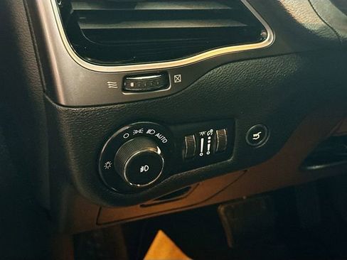 Used 2019 Jeep Cherokee Limited image 11