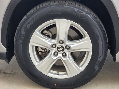 Used 2024 Toyota Highlander LE image 9