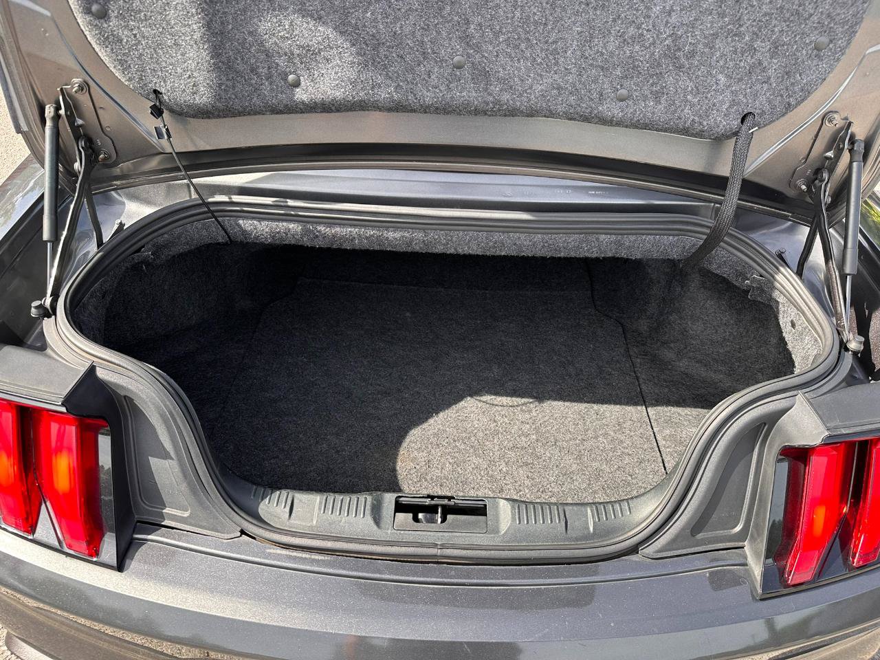 Used 2018 Ford Mustang Premium RWD image 15