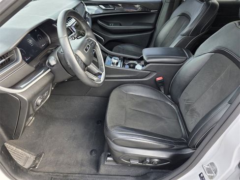 Used 2022 Jeep Grand Cherokee Altitude image 9