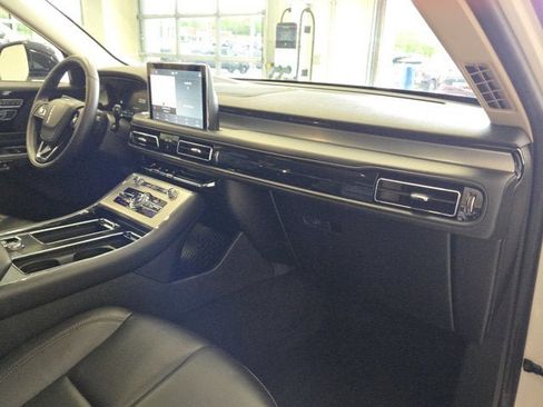 Used 2023 Lincoln Aviator AWD w/ Premium Package image 5