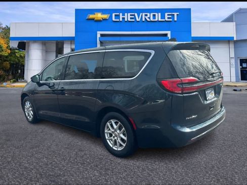 Used 2023 Chrysler Pacifica Touring-L image 7