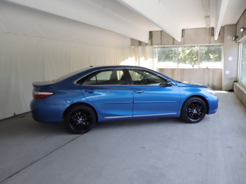 Used 2017 Toyota Camry SE w/ Moonroof Package FWD image 6