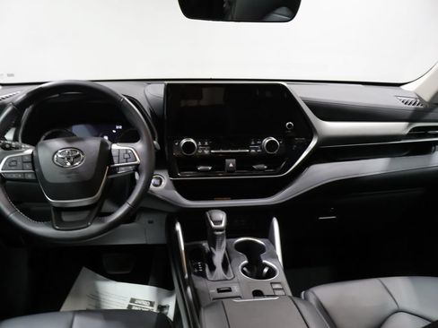 Used 2024 Toyota Highlander XLE AWD/4WD image 15