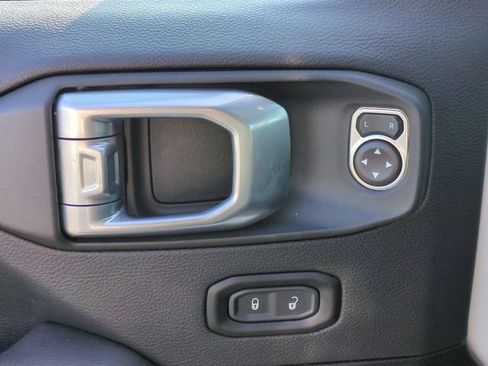 Used 2021 Jeep Wrangler Unlimited Sahara AWD/4WD image 13