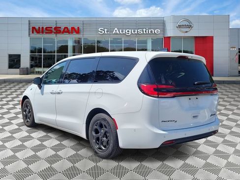 Used 2024 Chrysler Pacifica Limited FWD image 4