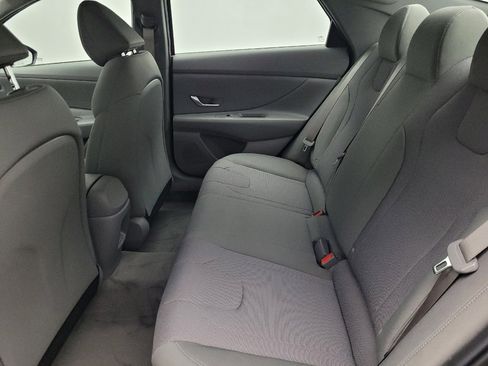 Used 2025 Hyundai Elantra SE image 18