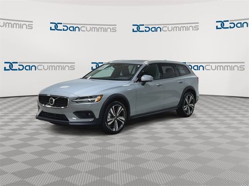Used 2025 Volvo V60 B5 Cross Country Plus image 5