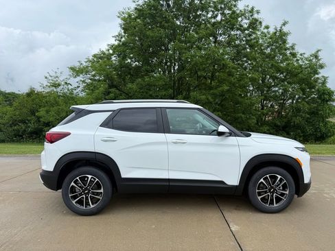 New 2026 Chevrolet TrailBlazer LT w/ Driver Confidence Package FWD image 2