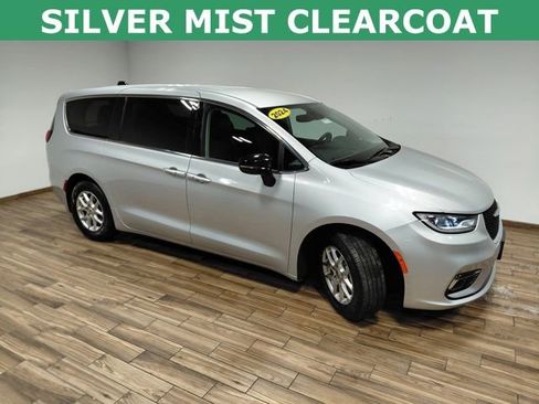 Used 2024 Chrysler Pacifica Touring-L image 14