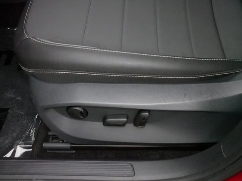 Certified 2024 Volkswagen Taos SE image 20