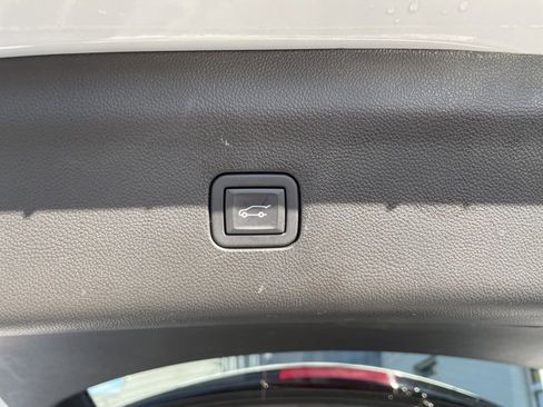 Used 2023 Buick Enclave Essence image 32