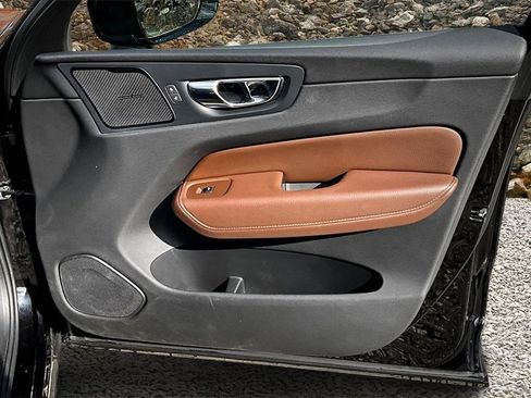 Used 2019 Volvo XC60 T6 Momentum w/ Multimedia Package image 22