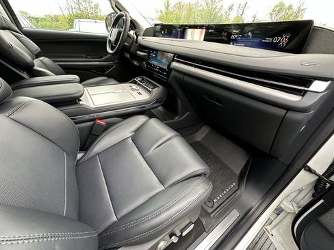 New 2025 Lincoln Navigator Reserve AWD/4WD image 22