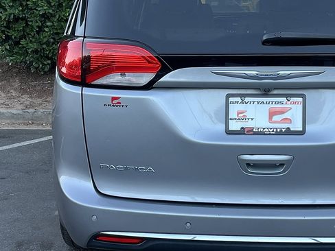 Used 2017 Chrysler Pacifica Limited w/ Tire & Wheel Group image 14