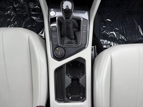 Used 2022 Volkswagen Tiguan SE image 8