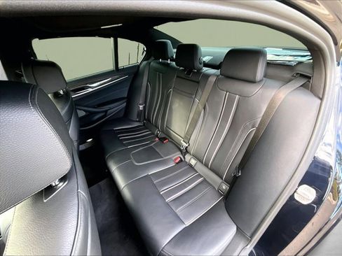 Used 2022 BMW M550i xDrive w/ Executive Package image 25