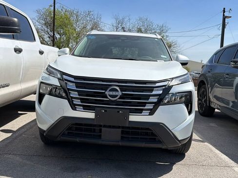 Used 2024 Nissan Rogue SV w/ SV Premium Package image 2