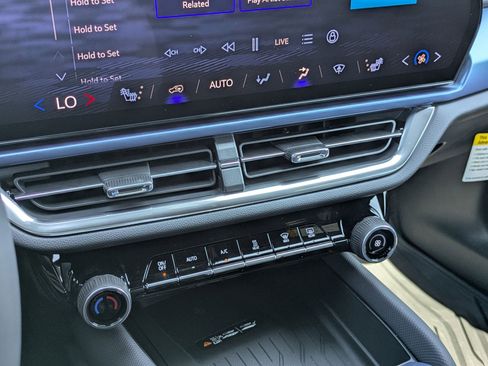 Used 2026 Chevrolet Equinox EV LT image 18