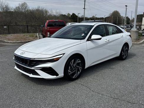 Certified 2025 Hyundai Elantra SEL image 3