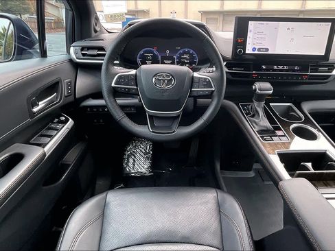 Used 2025 Toyota Sienna Platinum image 8