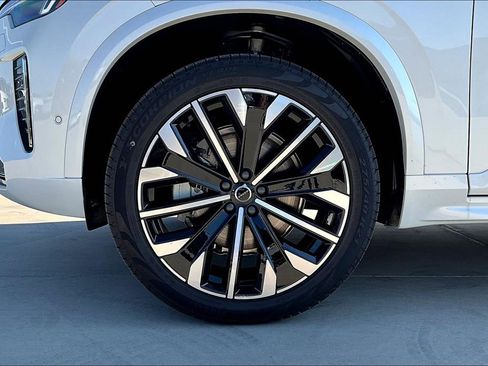 New 2025 Volvo XC90 B5 Plus image 24