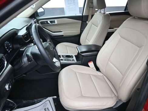 Used 2022 Ford Explorer XLT w/ Equipment Group 202A AWD/4WD image 32