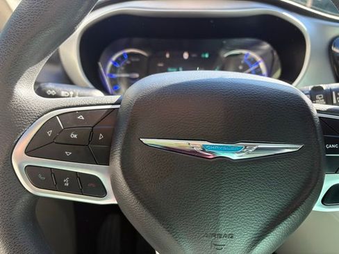 Used 2018 Chrysler Pacifica Touring Plus image 18