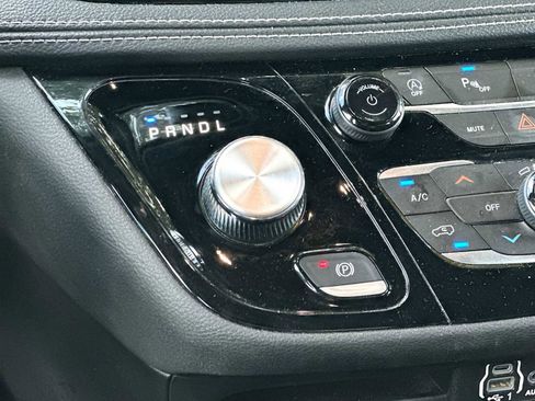 Used 2023 Chrysler Pacifica Touring FWD image 21