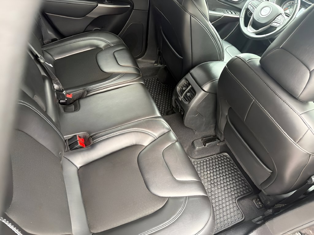 Used 2019 Jeep Cherokee Latitude Plus w/ Comfort/Convenience Group AWD/4WD image 13