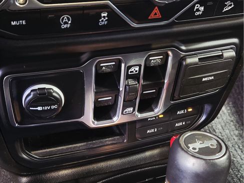 Used 2019 Jeep Wrangler Unlimited Sahara AWD/4WD image 27