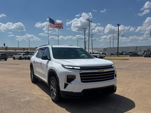 Used 2025 Chevrolet Traverse LT FWD image 2