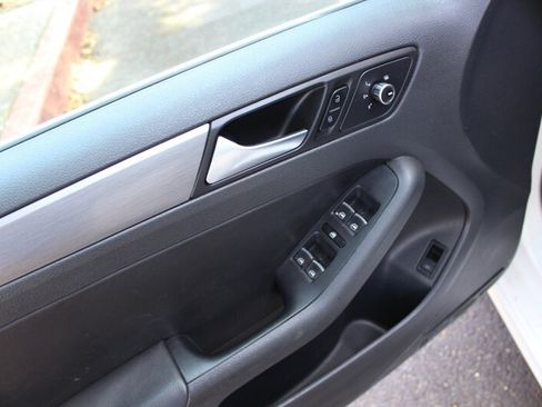 Used 2013 Volkswagen Jetta SEL FWD image 11