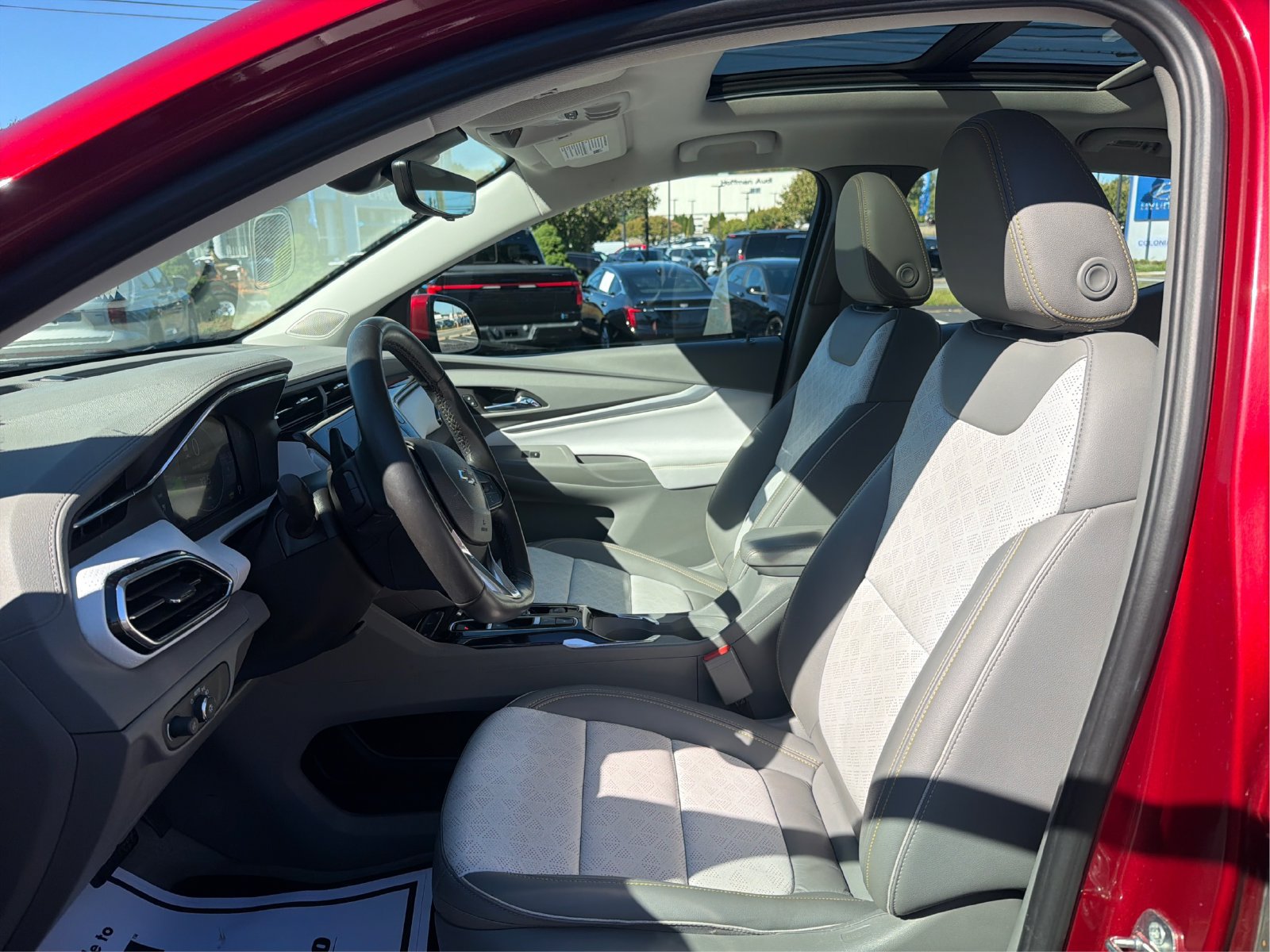 Used 2023 Chevrolet Bolt EUV Premier w/ Sun & Sound Package FWD image 9