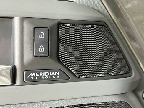 Used 2025 Land Rover Defender 110 X-Dynamic SE image 22