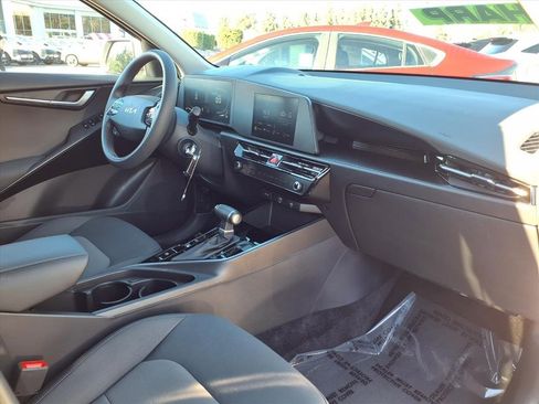 Used 2025 Kia Niro LX image 15