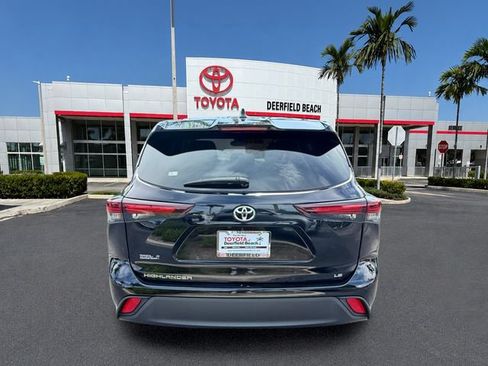 Used 2024 Toyota Highlander LE FWD image 6