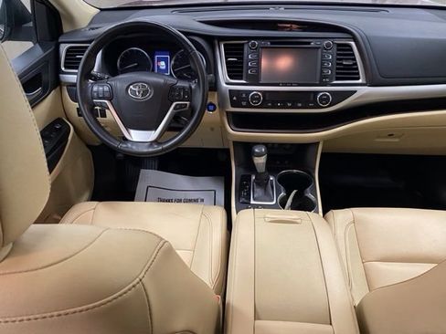 Used 2018 Toyota Highlander XLE AWD/4WD image 2