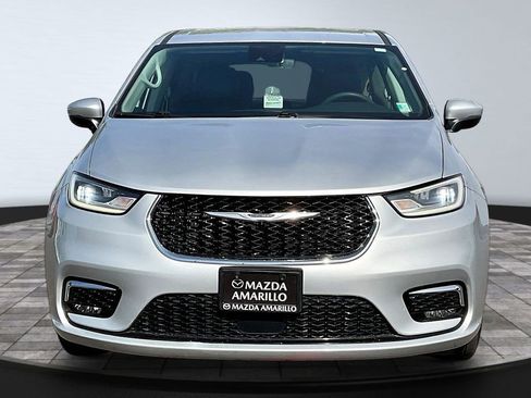 Used 2023 Chrysler Pacifica Touring-L FWD image 3