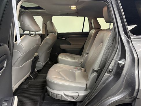 Used 2022 Toyota Highlander XLE AWD/4WD image 22