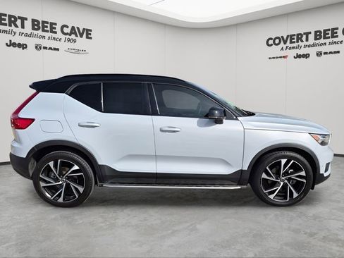 Used 2022 Volvo XC40 T5 R-Design w/ Advanced Package image 11