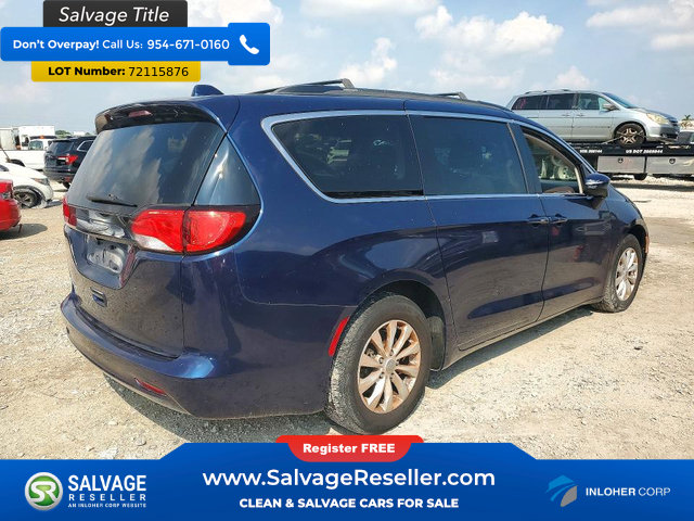 Used 2017 Chrysler Pacifica Touring w/ Tire & Wheel Group FWD image 4