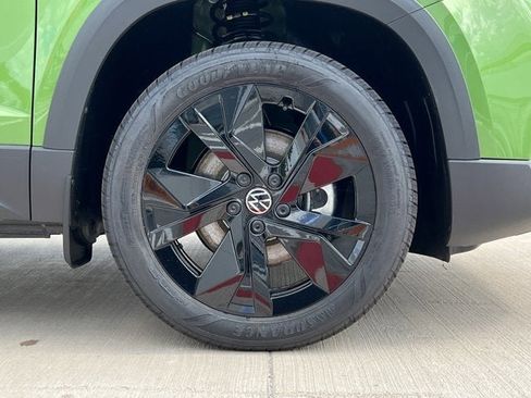 New 2025 Volkswagen Taos SE image 7