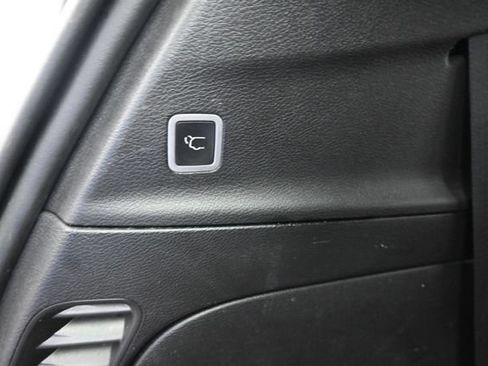 Used 2018 Chrysler Pacifica Limited FWD image 8