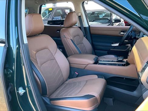 Used 2025 Nissan Pathfinder Platinum w/ Cargo Package image 8