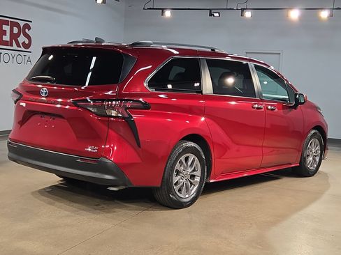 Used 2023 Toyota Sienna XLE FWD image 7