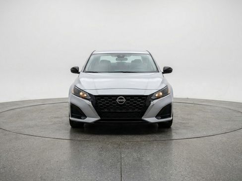 Used 2025 Nissan Altima 2.5 SV FWD image 2