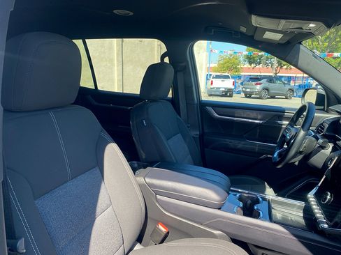 Used 2025 GMC Acadia Elevation AWD/4WD image 19