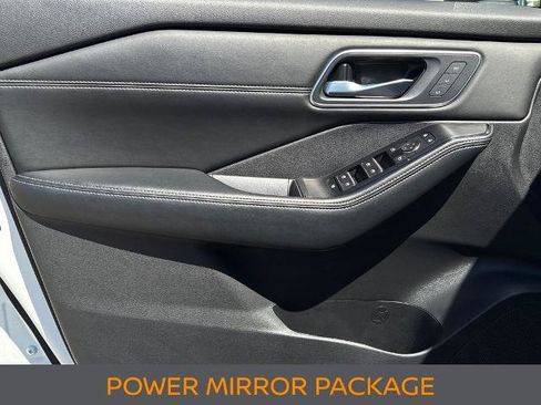 Certified 2024 Nissan Rogue Platinum w/ Platinum Premium Package FWD image 3