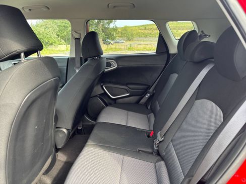 Used 2025 Kia Soul LX w/ LX Technology Package FWD image 17